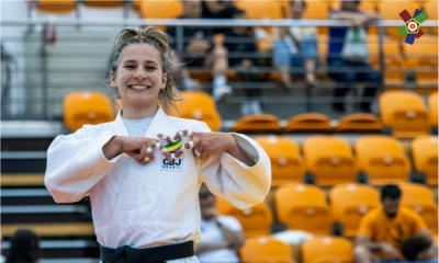 Rafaela Rodrigues aponta para escudo da CBJ após ouro na Copa Europeia Sub-18 de judô