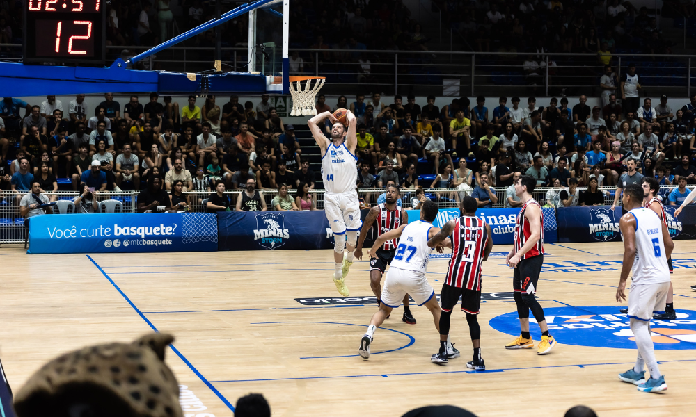 Rodriguez fazendo enterrada em partida Minas x São Paulo pelo jogo 4 das quartas do NBB