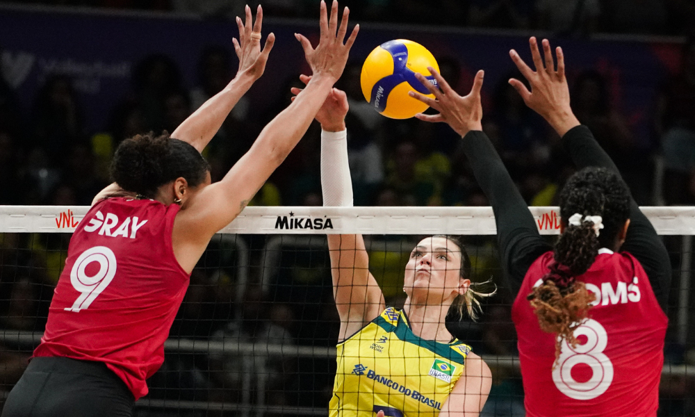 Rosamaria em ação durante duelo contra os Estados Unidos na VNL; ela e Pri Daroit estão relacionadas