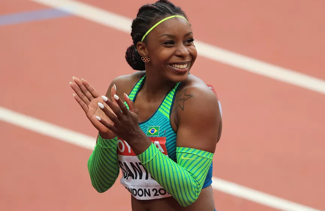 Rosângela Santos comemorando em uma competição de atletismo