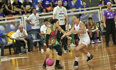 Jogadoras de Sampaio e Sesi se enfrentando na final da LBF.