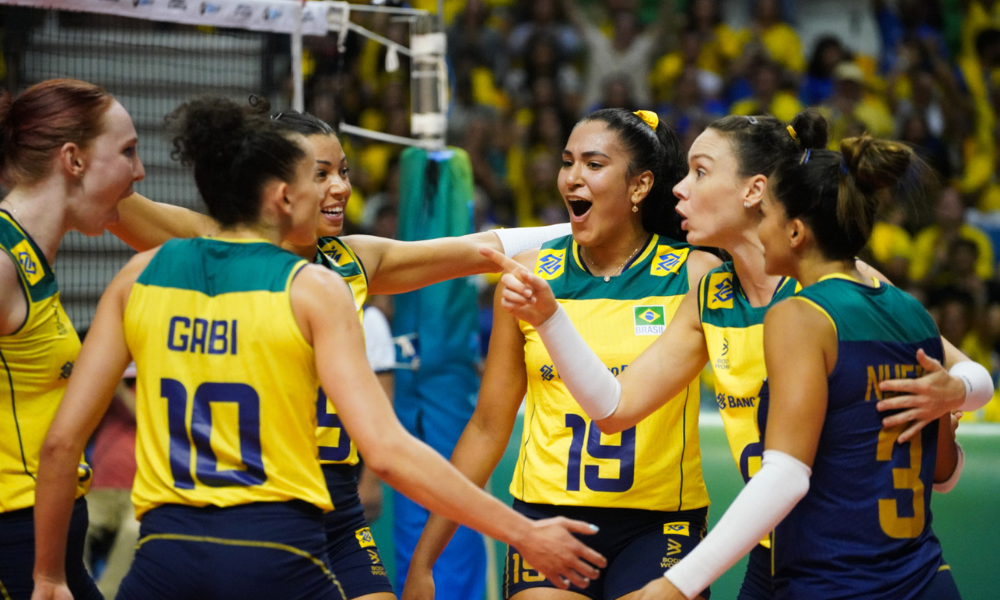 Tainara e Helena relacionadas para o jogo do Brasil na Liga das Nações de vôlei feminino - VNL - contra a Coreia do Sul; jogadoras da seleção brasileira de vôlei feminino se abraçam em comemoração