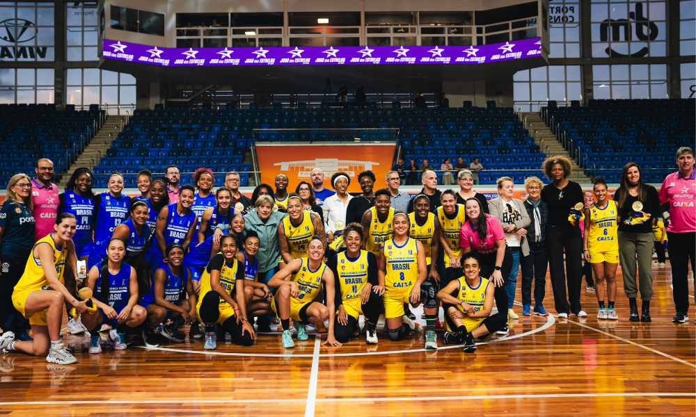 Atletas posam para foto no Jogo das Estrelas da LBF: Time Sassá x Time Érika