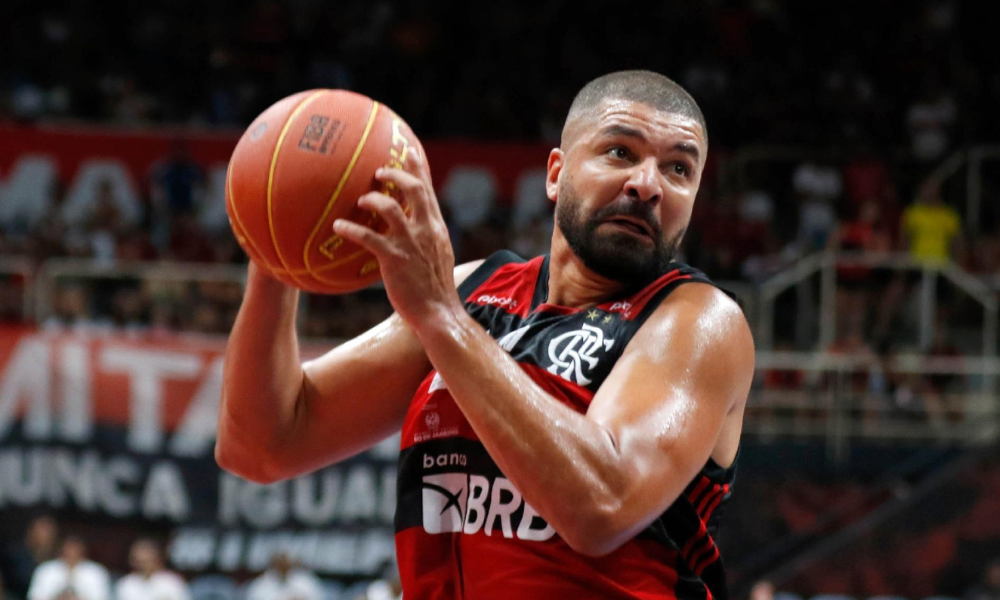 Olivinha no jogo entre Flamengo e Bauru na semifinal do NBB