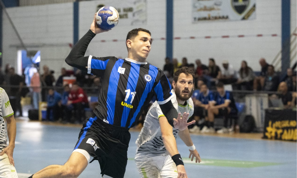 Jogador do Pinheiros ataca em jogo do Sul-Centro Americano de Clubes de handebol masculino