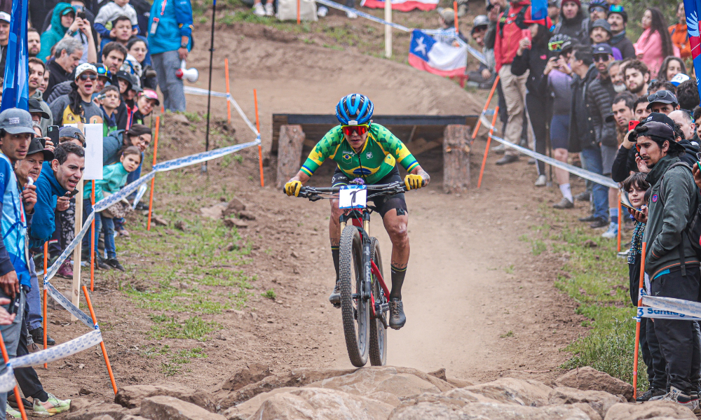 Raiza Goulão em ação durante disputa do ciclismo mountain bike nos Jogos Pan-Americanos de Santiago-2023; ela deve estar em Paris-2024