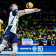 Líbero Thales executa movimento de passe durante partida da seleção brasileira de vôlei masculino na Liga das Nações; ele será o titular em Paris-2024