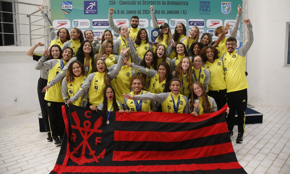Time do Flamengo após vencer o Brasileiro de nado artístico na categoria sênior.