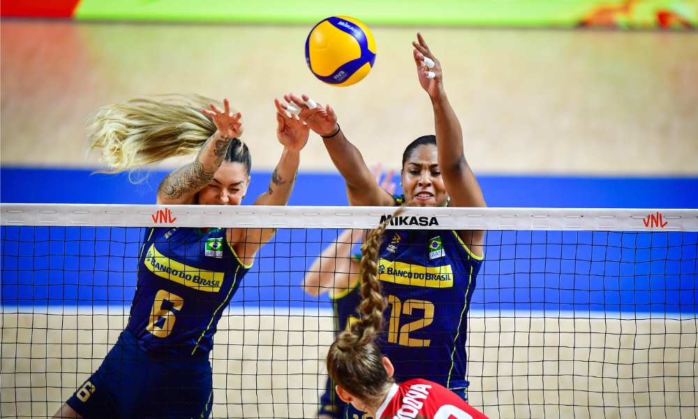 Ana Cristina e Thaisa em partida Brasil e Bulgária pela Liga das Nações de vôlei feminino (VNL)