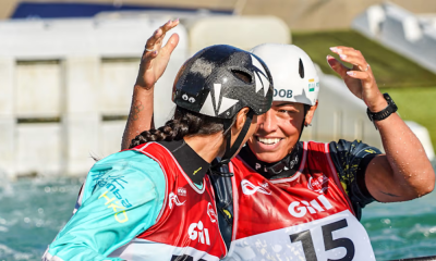 Ana Sátila e Omira Estácia se abraçam na Copa do Mundo de canoagem slalom