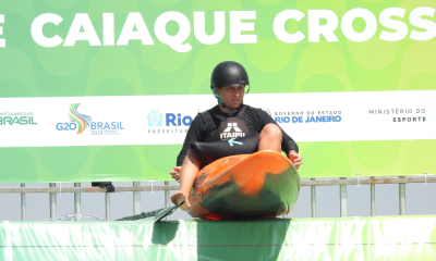 Beatriz da Motta se preparando para fazer decida no caiaque cross; ela e Mathieu Desnos ficaram sem vaga para Paris-2024