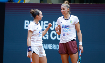 Bia Haddad e Luisa Stefani se cumprimentam; elas serão a dupla feminina do tênis brasileiro nos Jogos Olímpicos de Paris-2024