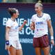 Bia Haddad e Luisa Stefani se cumprimentam; elas serão a dupla feminina do tênis brasileiro nos Jogos Olímpicos de Paris-2024