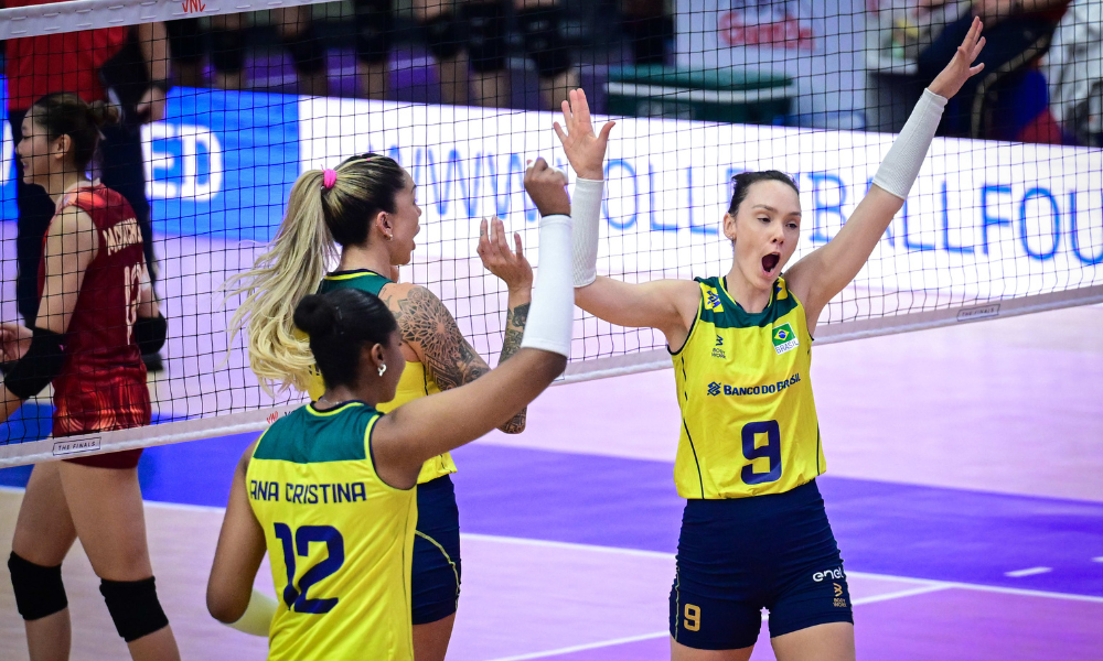 Jogadoras do Brasil comemoram vitória sobre a Tailândia na Liga das Nações de vôlei feminino, a VNL 2024