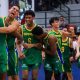 Jogadores brasileiros comemorando vitória contra a Venezuela na Americup Su-18 de basquete