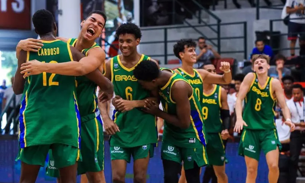 Jogadores brasileiros comemorando vitória contra a Venezuela na Americup Su-18 de basquete