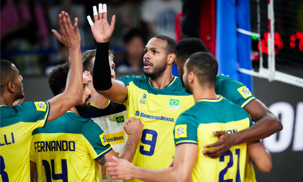 Jogadores do Brasil comemorando um ponto no duelo entre Brasil e Irã pela VNL (Foto: Volleyball World)