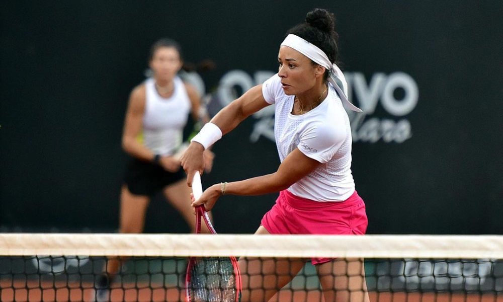 Rebeca Pereira em ação em uma partida de duplas (João Pires/Fotojump)