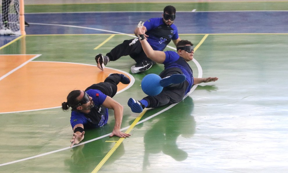 Jogadores da Apace em quadra no Regional Nordeste de goalball (Foto: Renan Cacioli/ CBDV)