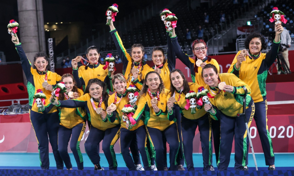 Celebração da medalha de bronze do vôlei sentado brasileiro nos Jogos Paralímpicos de Tóquio-2020 (Matsui Mikihito/CPB)