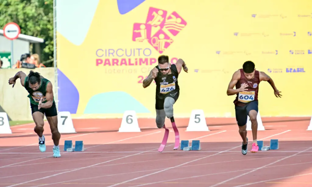 Matheus Lima, à direita, foi um dos atletas a bater recorde e atingir índice para Paris 2024 no Circuito de atletismo paralímpico (Foto: Alexandre Carvalho/CPB)