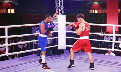 Luta entre o candango Edson Foro, de azul, e o catarinense Wallison Cruz, de vermelho, pelo Brasileiro Elite de boxe (Foto: Camila Nakazato/CBBoxe)