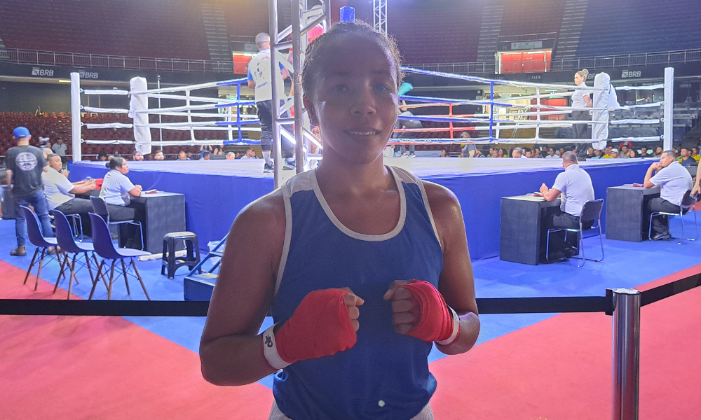 Graziele Jesus posando após vitória no terceiro dia do Brasileiro Elite de boxe (Foto: Camila Nakazato/CBBoxe)