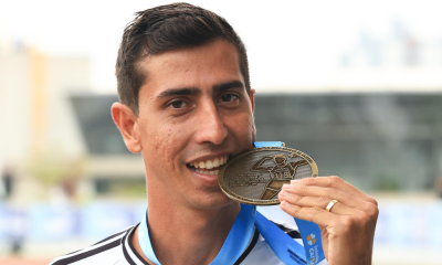 Caio Bonfim com a sua medalha de ouro no Troféu Brasil de atletismo (Wagner Carmo/CBAt)