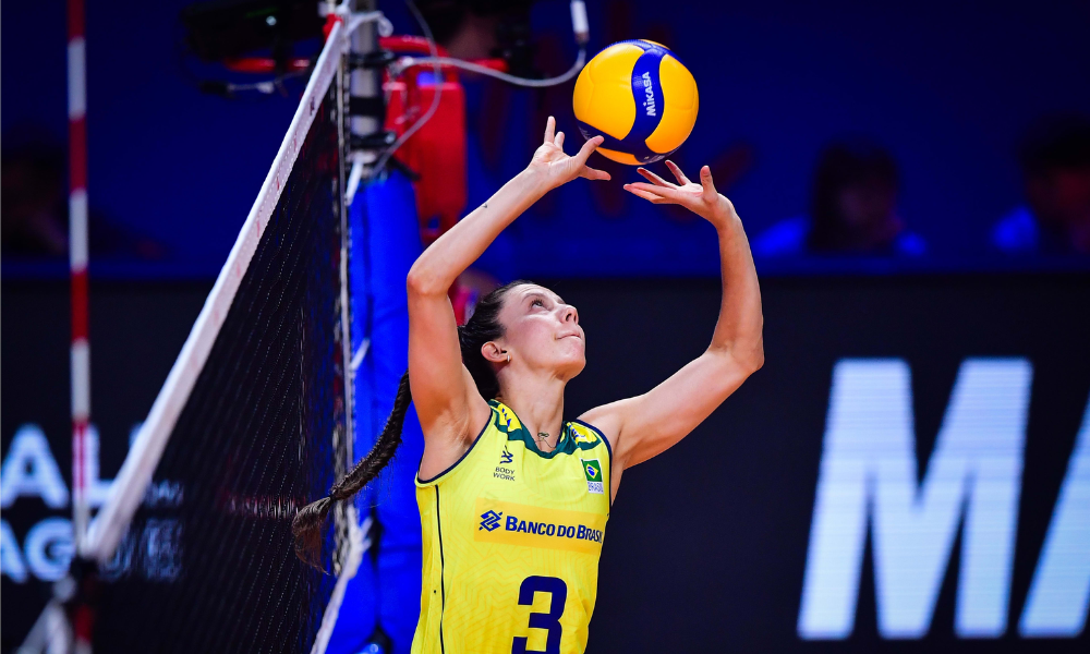 Macris em quadra no confronto entre Brasil e Holanda pela Liga das Nações de vôlei feminino (VNL). Ela vai jogar no Praia Clube na próxima Superliga