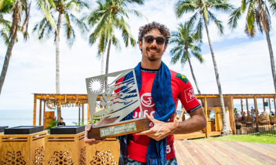 Yago Dora com troféu de vice-campeão de El Salvador
