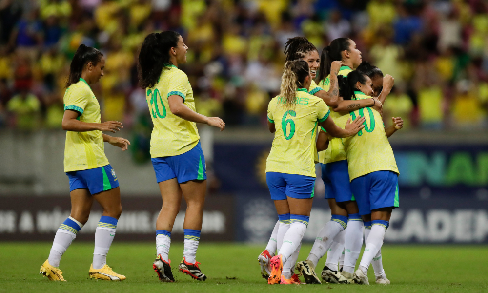 Duda Sampaio, camisa número 20, comemorando primeiro gol da Seleção Feminina