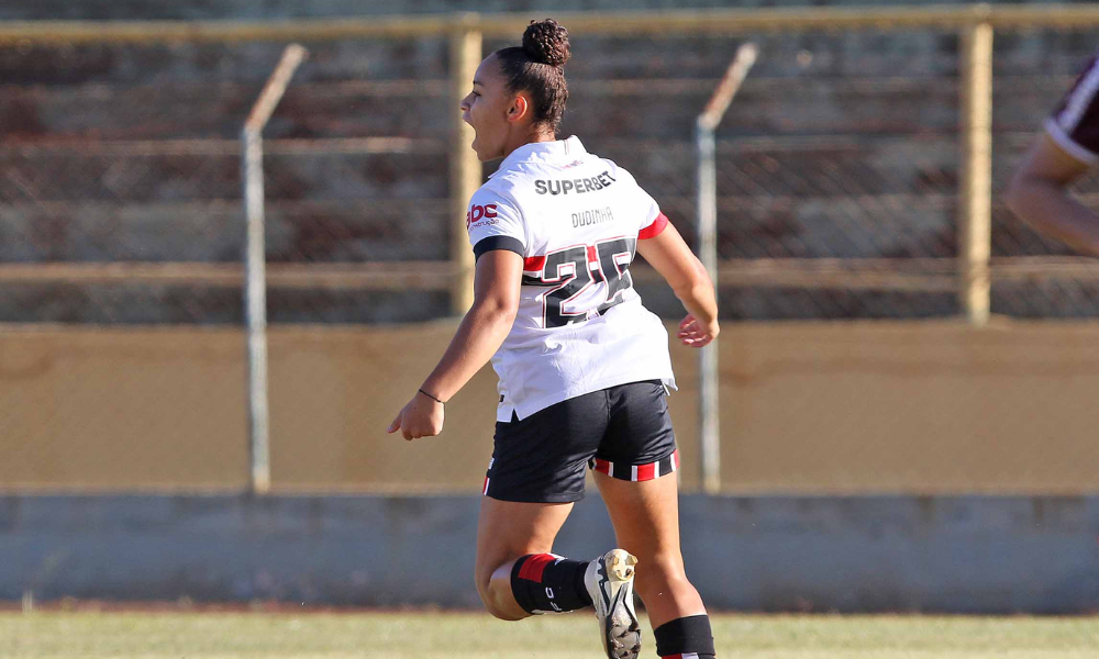 Dudinha comemorando gol em São Paulo x Ferroviária pelo Paulistão Feminino