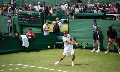 Na imagem, Felipe Meligeni rebatendo a bolinha em uma das quadras de Wimbledon.