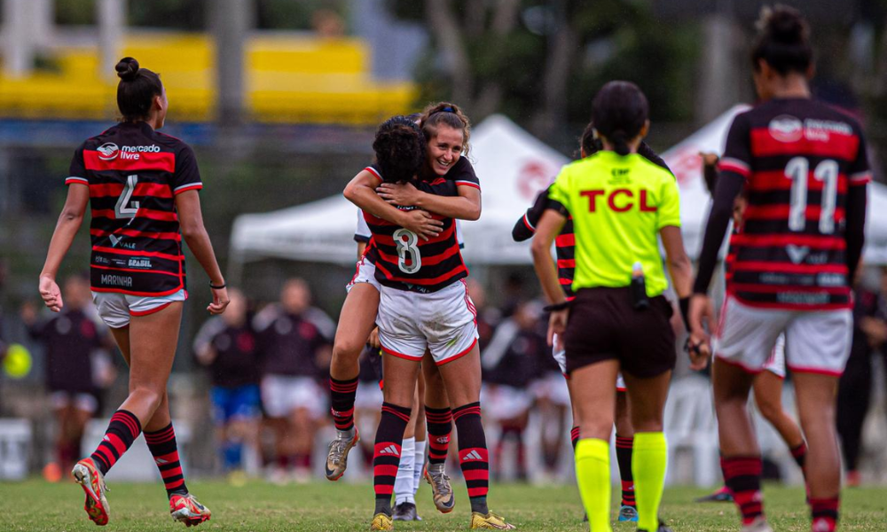 Jogadoras do Flamengo comemoram gol contra Sport no Brasileirão sub-20 feminino