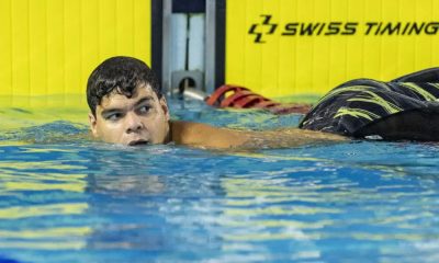 O nadador paulista Gabriel Bandeira observa dentro da piscina após prova | Foto: Ale Cabral / CPB