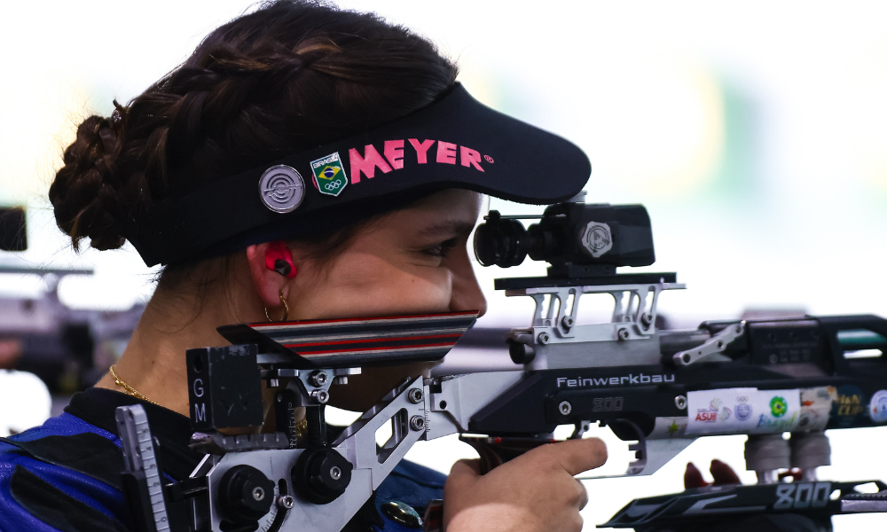 Geovana Meyer em ação durante disputa da carabina três posições do tiro esportivo; ela estará em Paris-2024