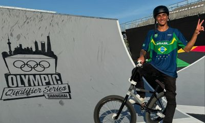 Na imagem, Gustavo Bala Loka comemorando seu desempenho e a classificação para a disputa dos Jogos Olímpicos de Paris-2024 no Ciclismo BMX Freestyle