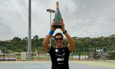 Gustavo Carneiro ergue champagne após título do Open de Cagnes de tênis em cadeira de rodas