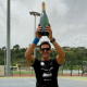 Gustavo Carneiro ergue champagne após título do Open de Cagnes de tênis em cadeira de rodas