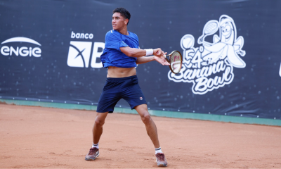 Gustavo de Almeida durante partida de tênis juvenil; ele caiu em Roland Garros assim como Luis Augusto Miguel