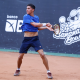 Gustavo de Almeida durante partida de tênis juvenil; ele caiu em Roland Garros assim como Luis Augusto Miguel