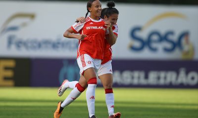 Jogadora do Internacional comemorando um gol no Brasileirão Feminino