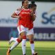 Jogadora do Internacional comemorando um gol no Brasileirão Feminino