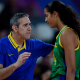 José Neto conversa com jogadora na seleção brasileira de basquete feminino