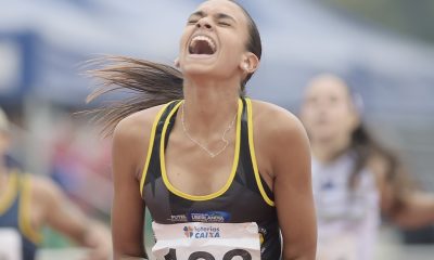 Julia Aparecida comemorando sua vitória no Brasileiro de Atletismo Sub-20