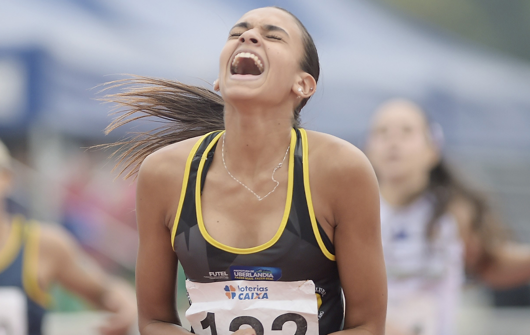 Julia Aparecida comemorando sua vitória no Brasileiro de Atletismo Sub-20