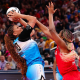 Kamilla Cardoso em jogo da WNBA. Chicago Sky x Washington Mystics