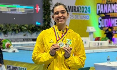 Na imagem, Laila Grimaldi mostrando uma das medalhas que conquistou na Colômbia.
