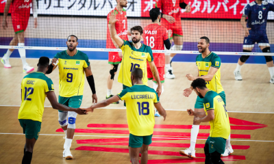 Leal e Lucão abraçam jogadores da seleção brasileira de vôlei masculino antes de duelo contra a Eslovênia na Liga das Nações