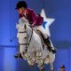 Na imagem, Luciana Diniz saltando o obstáculo com seu cavalo.